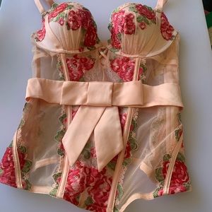 Victoria secret Valentine’s Day corset 34 B. Bought it. Never fit. I gained lbs